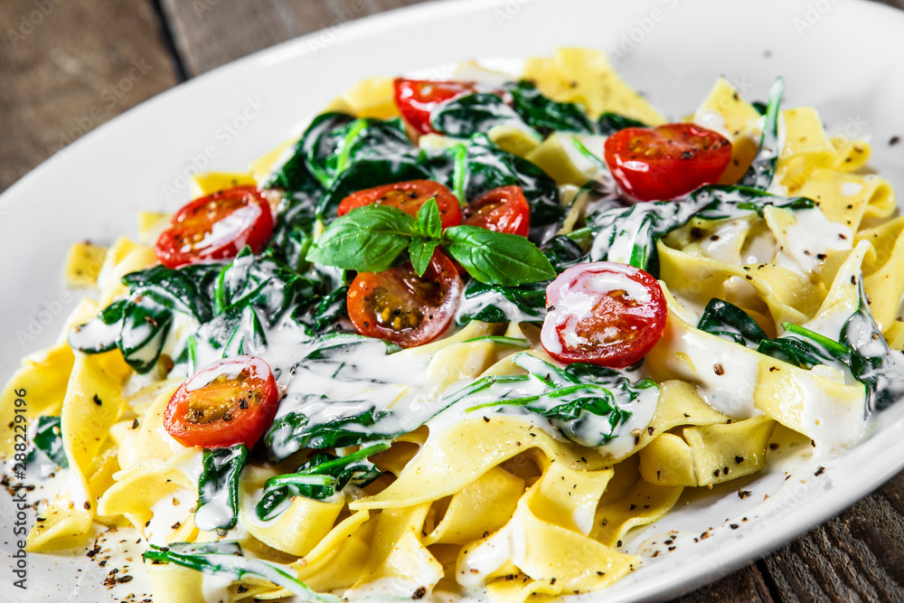 Tagliatelle with spinach, cherry tomatoes and sauce