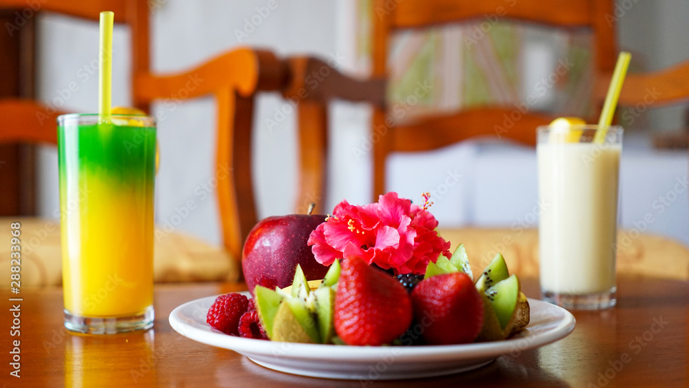 Plato de fresas y manzanas con bebidas Plato de fresas y manzanas con bebidas