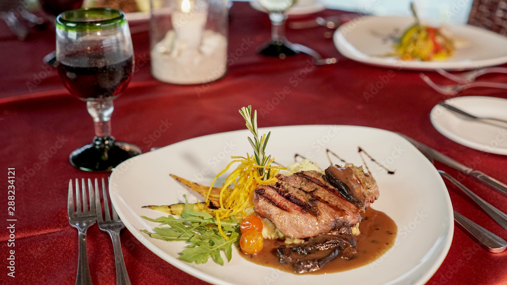 Plato de comida gourmet con vino Plato de comida gourmet con vino