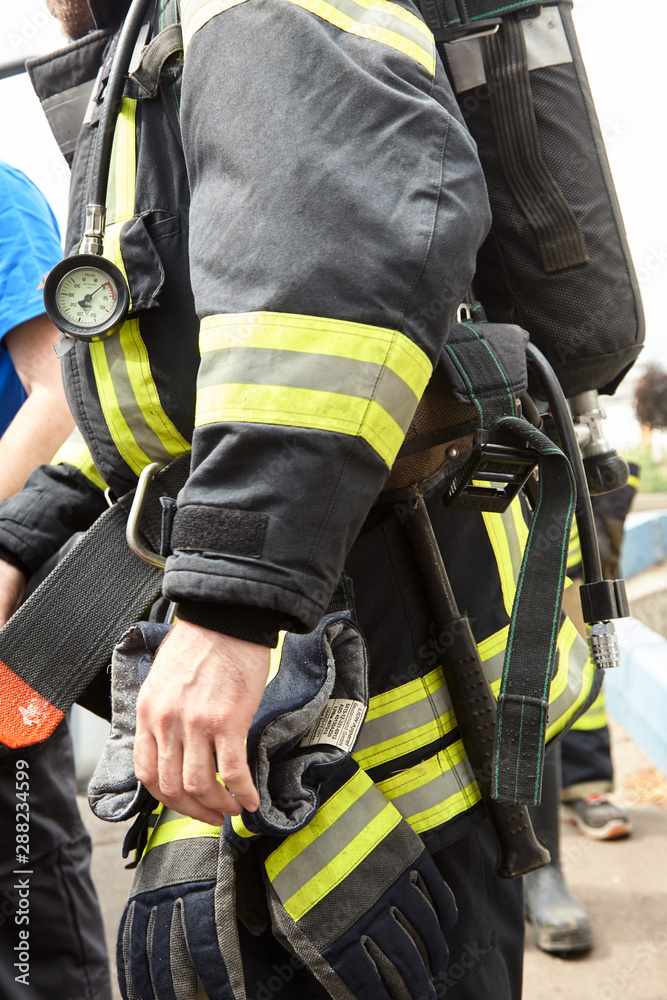 Rescuers are preparing to enter the accident zone Rescuers are preparing to enter the accident zone