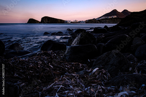 Felsenküste im Abendlicht