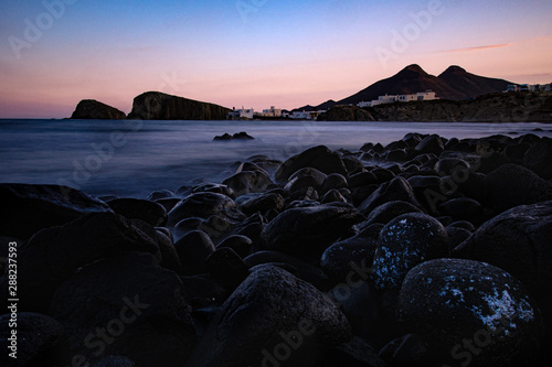 Felsenküste im Abendlicht