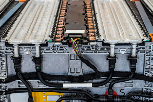 Electric car battery with liquid temperature control system