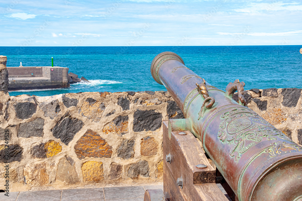 Port, Puerto de la Cruz, Tenerife, Canaria - In the Middle Ages, an old cannon secured the harbor entrance of Puerto de la Cruz. Port, Puerto de la Cruz, Tenerife, Canaria - In the Middle Ages, an old cannon secured the harbor entrance of Puerto de la Cruz.
