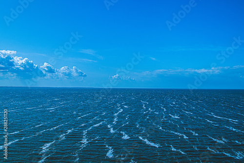 Wellen auf weitem Ozean mit fast Wolkenlosem Himmel