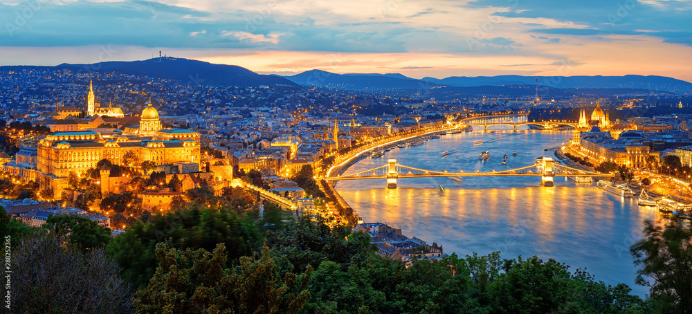 Obraz premium Miasto Budapeszt i Dunaj, Węgry