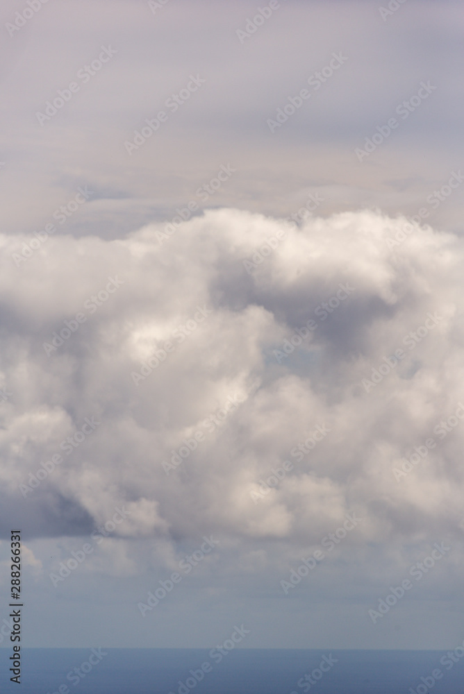 Obraz premium clouds above ocean