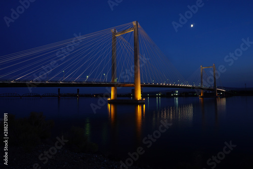 Fototapeta Naklejka Na Ścianę i Meble -  Bridge over Columbia river at night with reflections