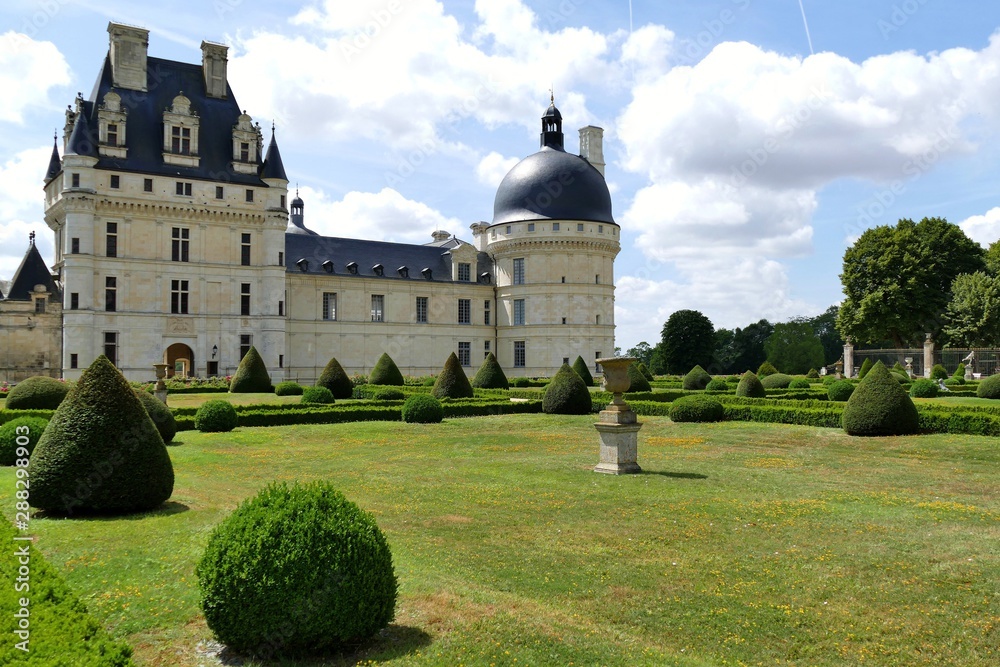 Jardins à la française devant le château de Valençay, Indre, France