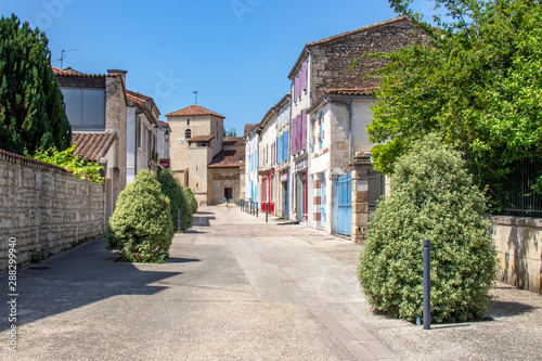 Fototapeta Naklejka Na Ścianę i Meble -  Coulon. Rue en centre-ville.  Poitou-Charentes. Deux Sèvres	