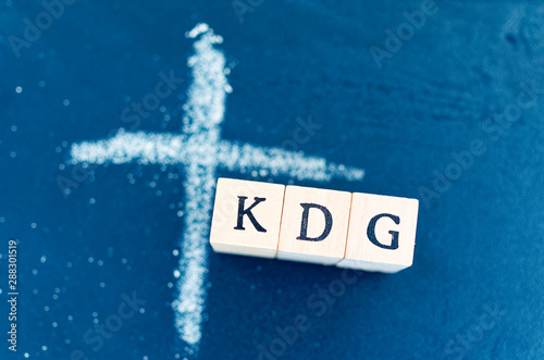 Buchstaben mit in deutsch KDG Katholisches Datenschutzgesetz in englisch Catholic data protection law