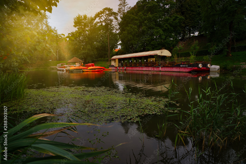 Altes Boot und Kanuverleih am Fluss zum frühen Morgen