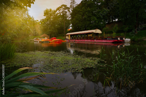 Obraz na płótnie Altes Boot und Kanuverleih am Fluss zum frühen Morgen w salonie