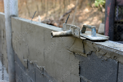Obraz na płótnie Spread cement on bricks w salonie