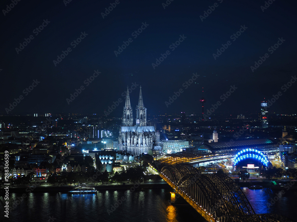 Obraz premium Aerial night view of St Peter Cathedral and Hohenzollern Bridge