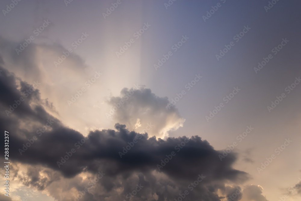 Obraz premium The rays of the sun breaking through the clouds.