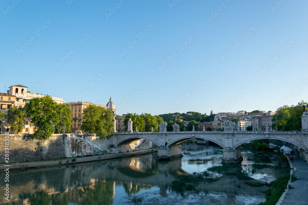 Pont de Rome avec reflets sur le Tibre
