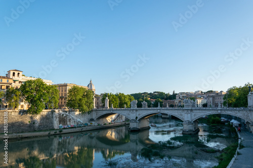 Pont de Rome avec reflets sur le Tibre