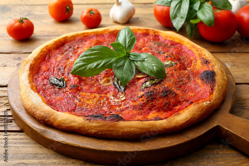 Quadro su tela pizza marinara pomodoro aglio e basilico sfondo rustico