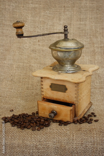 Kaffeemühle mit Bohnen