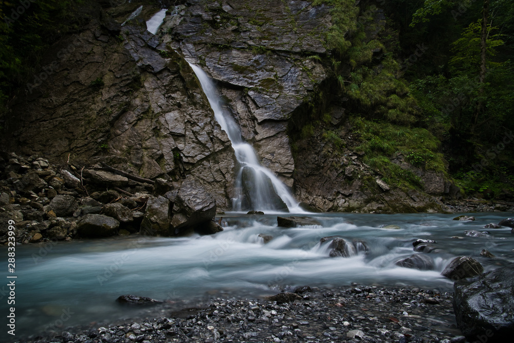 Wasserfall an Bach in den Alpen
