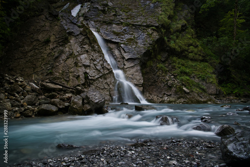 Obraz na płótnie Wasserfall an Bach in den Alpen w salonie