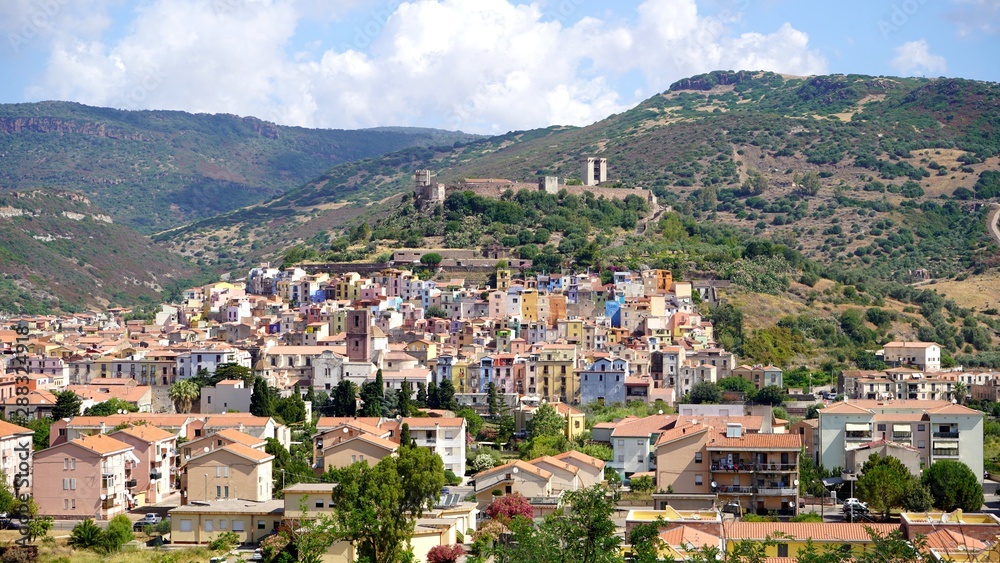 Vue sur la ville colorée de Bosa, Sardaigne, Itallie