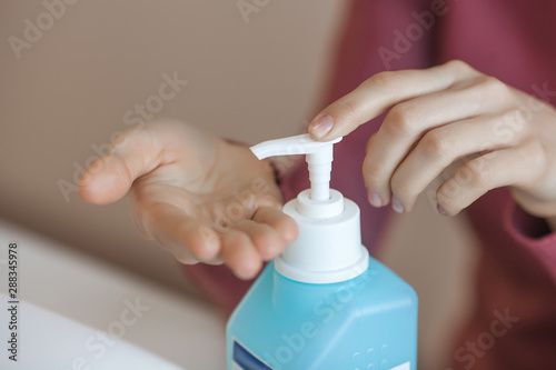 Canvastavla Manicurist cleaning her place to service a new client
