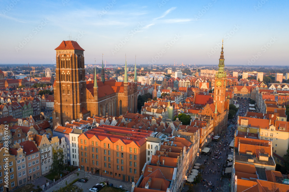 Obraz Gdańsk jest miastem w Polsce. Gdańsk w porannych promieniach, słońce odbija się od dachów starego miasta.