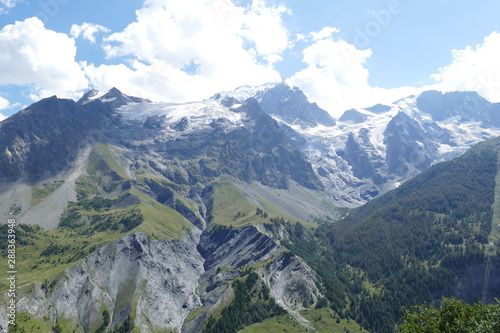 Vue sur les magnifiques glaciers de la meije dans les hautes alpes en france