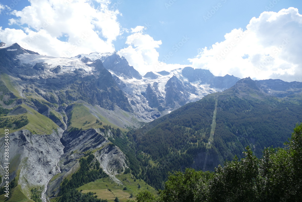 Les glaciers de la Meije dans le parc national des écrins en france