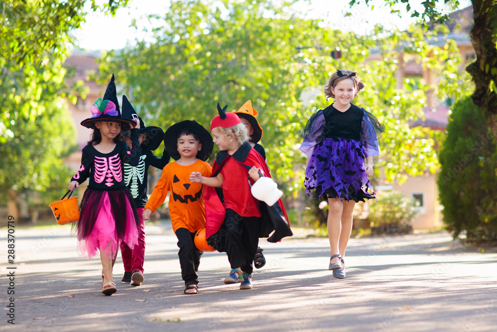 Obraz premium Kids trick or treat. Halloween fun for children.