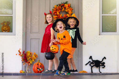 Quadro su tela Kids trick or treat. Halloween fun for children.