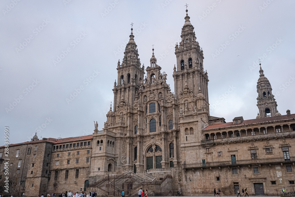 Fachada del Obradoiro de la catedral de Santiago d Compostela en un dia nublado. Galicia, España.