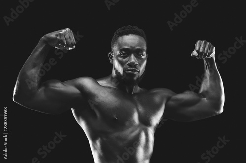 Professional black bodybuilder demonstrating his amazing musculs © Prostock-studio