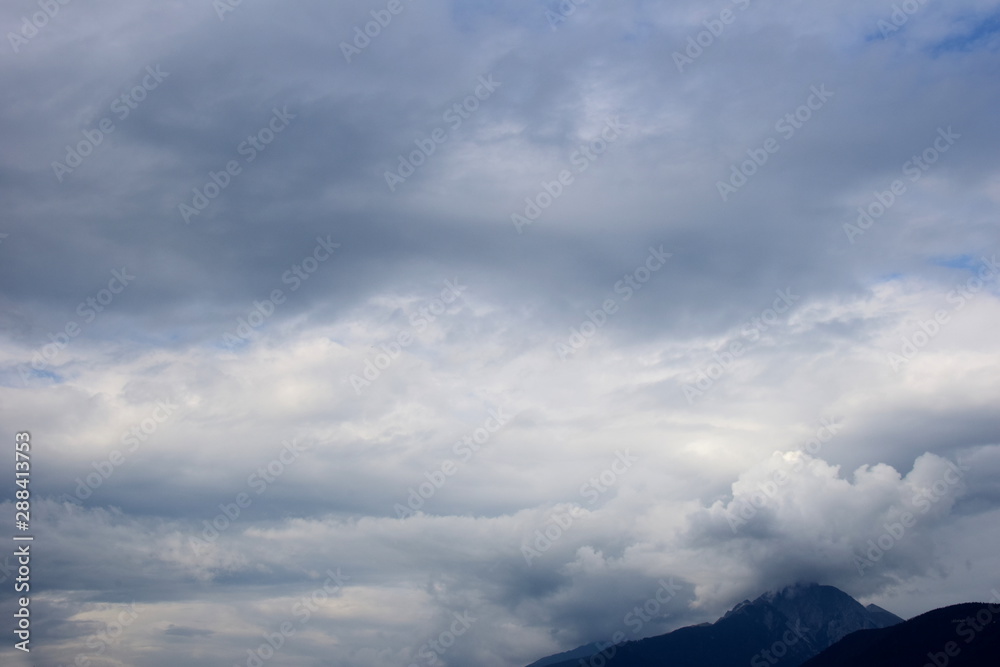 Dunkle und bedrohliche Gewitterwolken über den Alpen