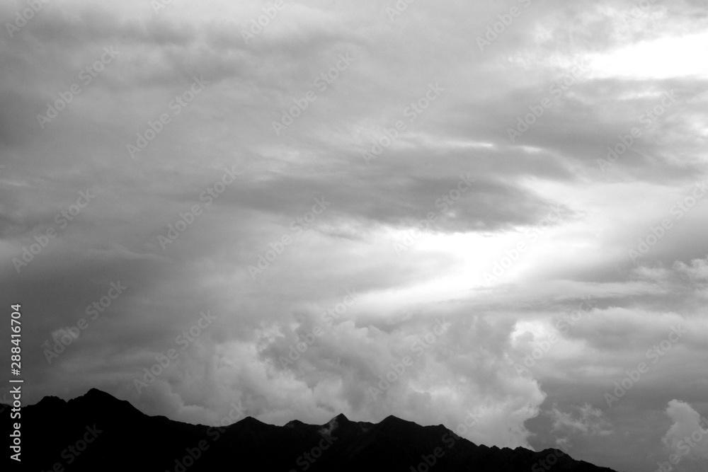 Bergkamm der Alpen mit dunklen bedrohlichen Gewitterwolken - Wettereinbruch in den Bergen Bergkamm der Alpen mit dunklen bedrohlichen Gewitterwolken - Wettereinbruch in den Bergen