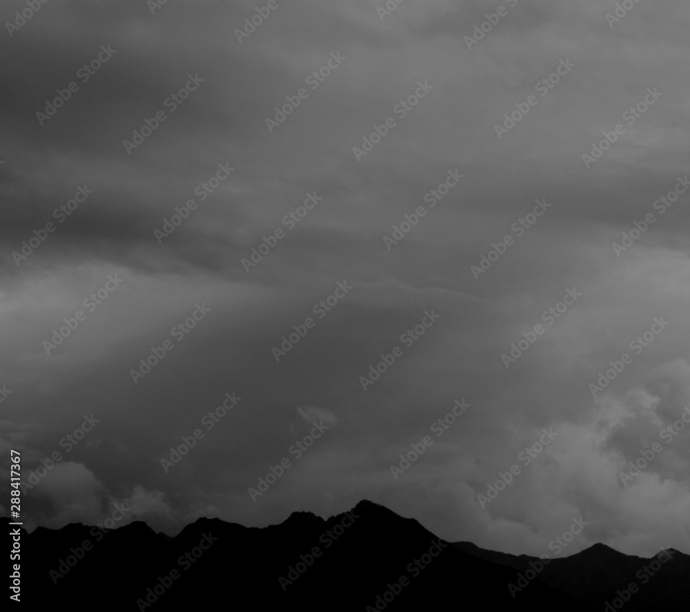 Dunkle Gewitterwolken über den Alpen - Wettereinbruch - Wetterprognose