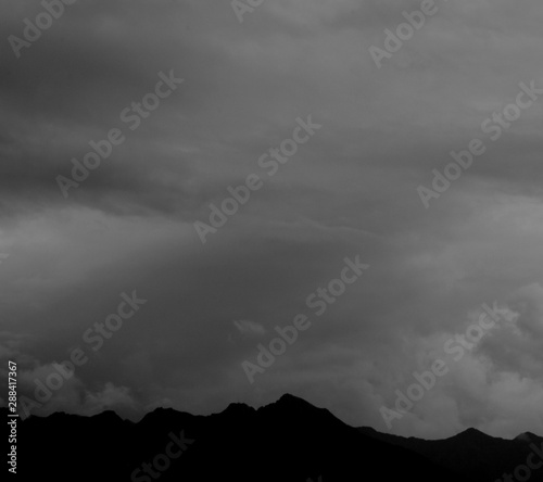 Dunkle Gewitterwolken über den Alpen - Wettereinbruch - Wetterprognose