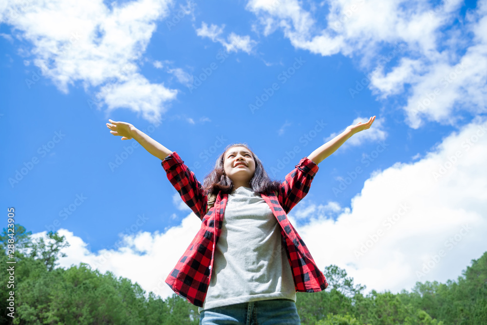 Travelers, young women, look at the amazing mountains and forests, wanderlust travel ideas, space for messages, great moments of the atmosphere. Travelers, young women, look at the amazing mountains and forests, wanderlust travel ideas, space for messages, great moments of the atmosphere.