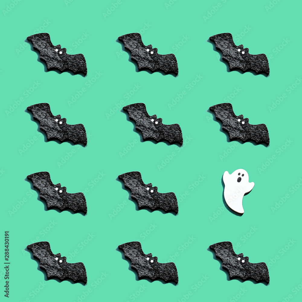 緑バックに黒いコウモリをたくさん並べました 一つだけ白いオバケ 緑バックに黒いコウモリをたくさん並べました 一つだけ白いオバケ