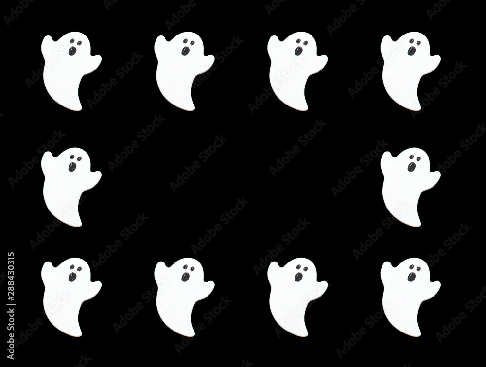 黒バックに白いオバケを並べて真ん中にコピースペース