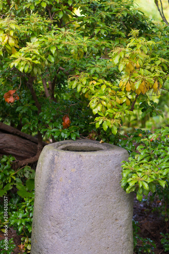 石の置物がある日本の庭