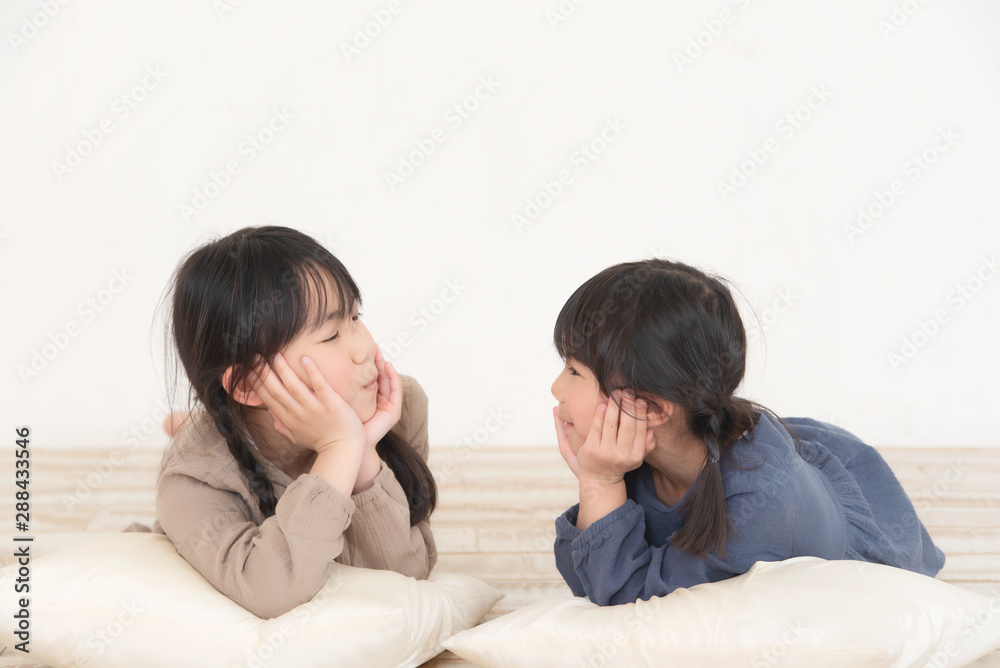 ワンピースを着た姉妹