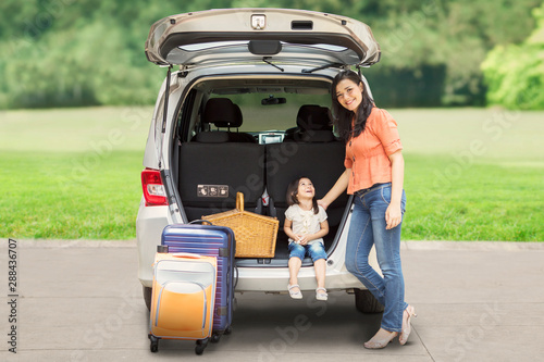 Woman and child ready to vacation © Creativa Images