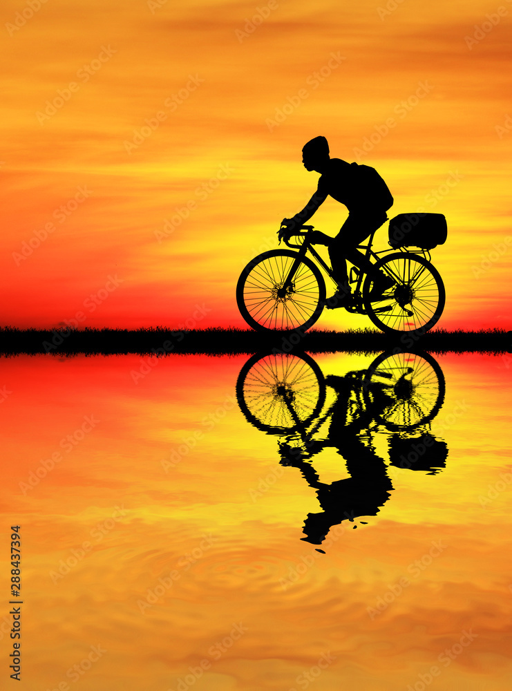 Obraz premium Silhouette Cycling on blurry sunrise sky background.