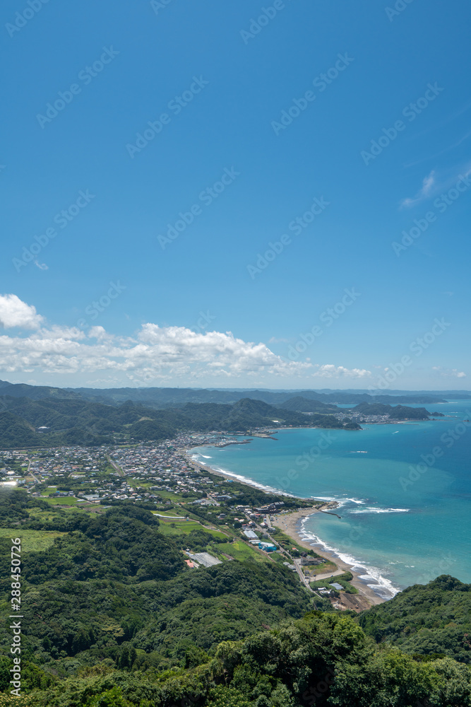 鋸山の山頂展望台から見る保田と館山方面の景色