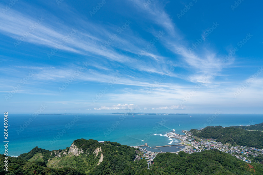 鋸山の山頂展望台から見る金谷港と東京湾の風景