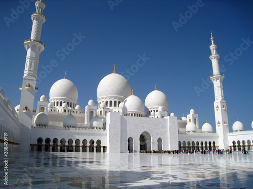sheikh zayed mosque in abu dhabi