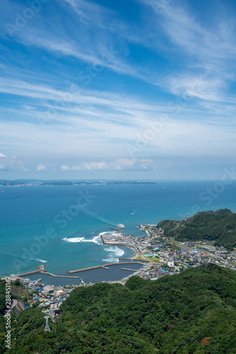 Fototapeta Naklejka Na Ścianę i Meble -  鋸山の山頂展望台から見る金谷港と東京湾の風景